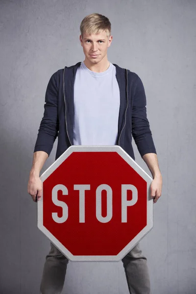 Uomo che mostra il segno di stop . — Foto Stock