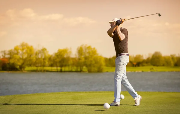 Elder jogador de golfe teeing off . — Fotografia de Stock