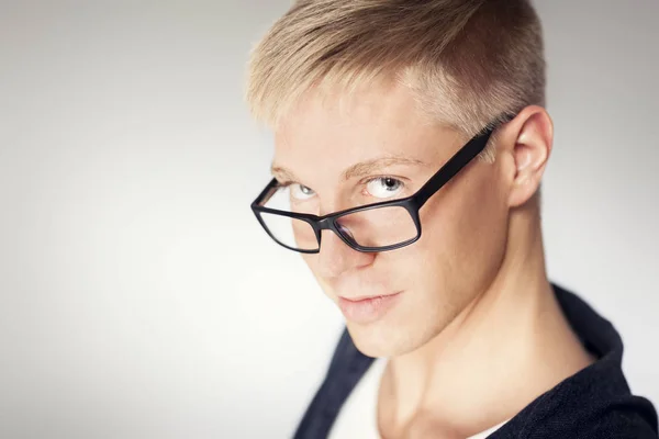 Nahaufnahme eines attraktiven Mannes mit Brille. — Stockfoto