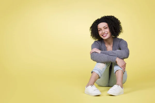 Fröhlich Lächelnde Frau Sitzt Auf Gelbem Isolierten Hintergrund Mit Leerem — Stockfoto