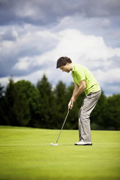 Mladý golfista uvedení. — Stock fotografie