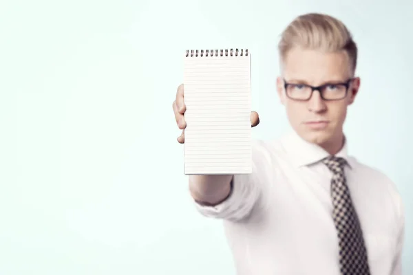 Empresário apresentando caderno em branco . — Fotografia de Stock