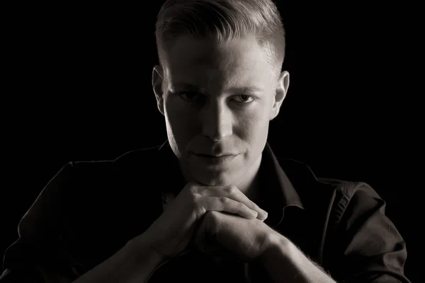 Ritratto in bianco e nero di giovane uomo simpatico, basso profilo . — Foto Stock