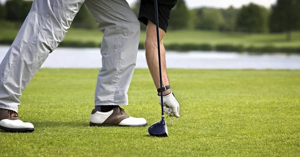 Golfista se preparando para teeing off — Fotografia de Stock