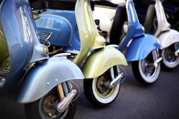 Fila de estacionamento scooters italiano — Fotografia de Stock