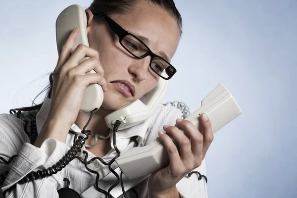 Stresli telefon operatörü.