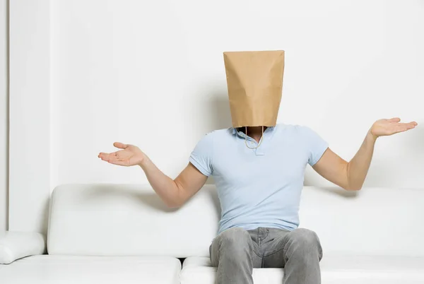 Uomo confuso con sacchetto di carta che gli copre la testa . — Foto Stock