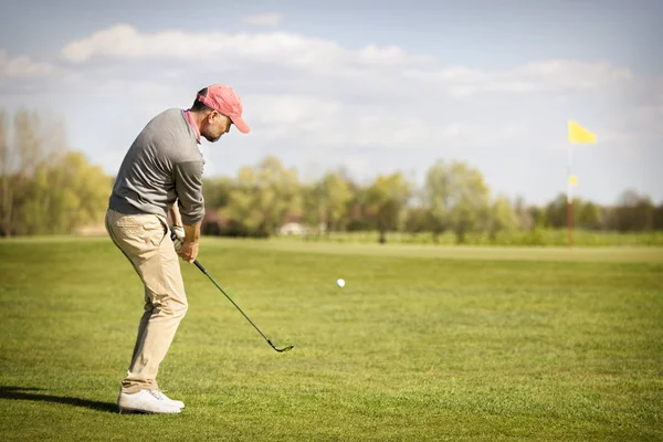 पुरुष गोल्फ खिलाड़ी ग्रीन के पास पिचिंग . — स्टॉक फ़ोटो, इमेज