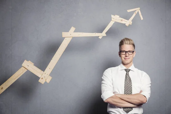 Hombre de negocios seguro con gráfico . — Foto de Stock