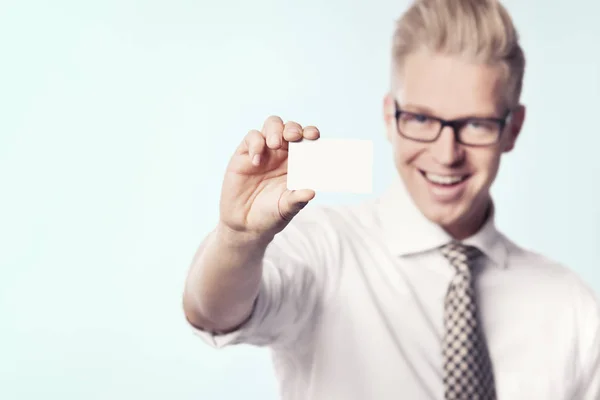 Vrolijke zakenman presenteert witte lege kaart. — Stockfoto