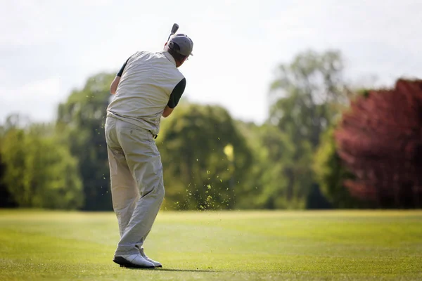 Golfista sénior no fairway . — Fotografia de Stock