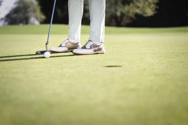 Golf spelare sätta med copyspace. — Stockfoto