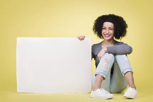 Fröhliche Junge Frau Freut Sich Und Präsentiert Eine Leere Weiße — Stockfoto