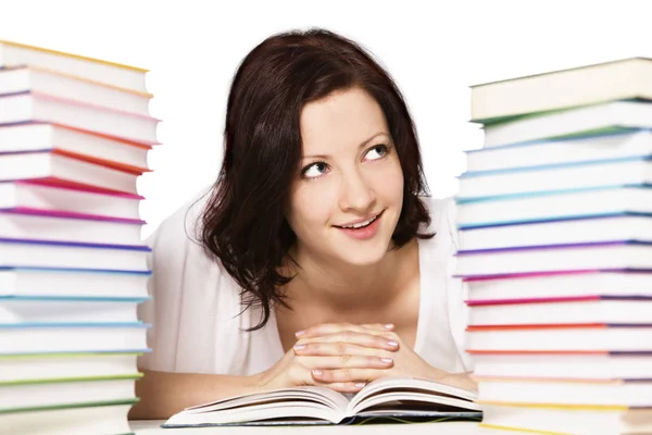 Chica entre libros pilas de lectura . — Foto de Stock