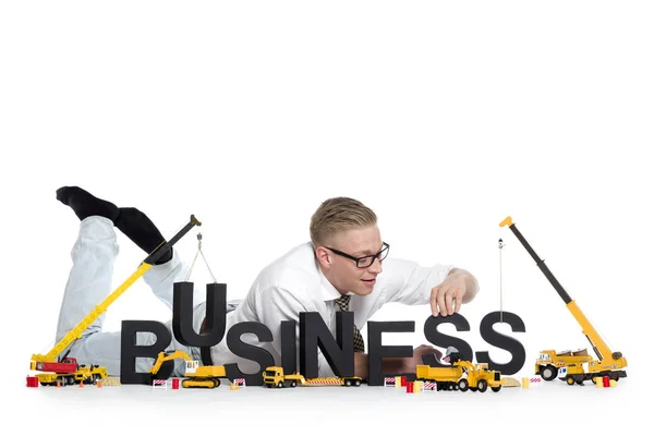Rozpoczęcie działalności: biznesmen budowanie biznesu-słowo. — Zdjęcie stockowe