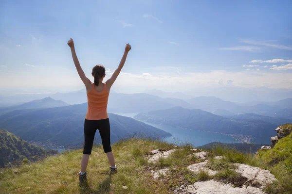 Glad kvinna på bergets topp — Stockfoto