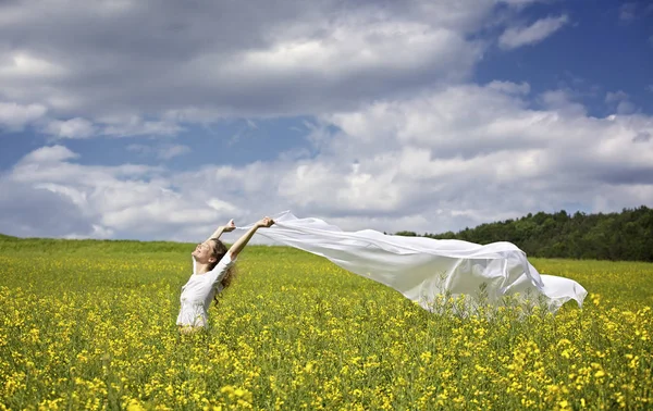Flicka med vit tygbit i vinden — Stockfoto