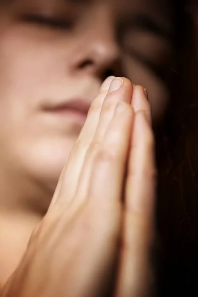 Oración con las manos dobladas — Foto de Stock