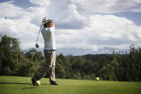 Golfista Teeing Off . — Foto Stock