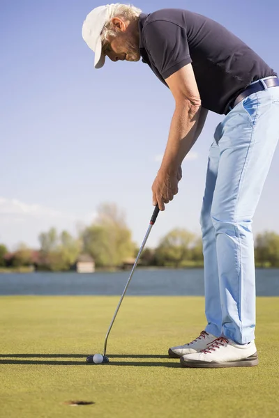 Close-up van een putting golf speler. — Stockfoto