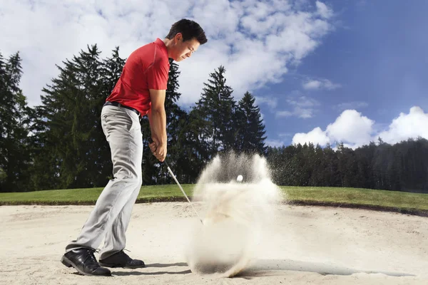 Golfçü kum tuzağına.
