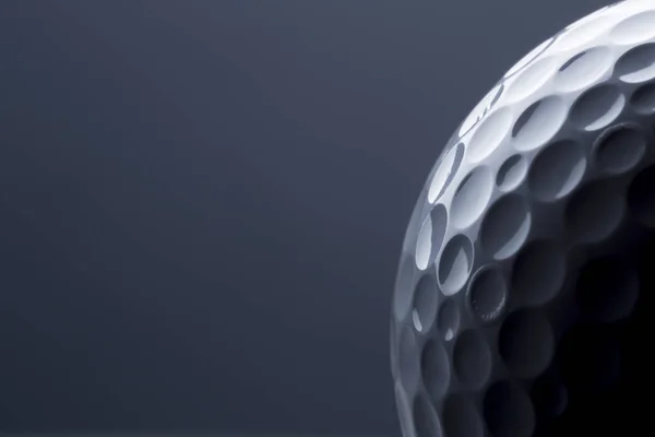 Stilvoller Golfball isoliert auf leerem dunkelblauen Hintergrund. — Stockfoto