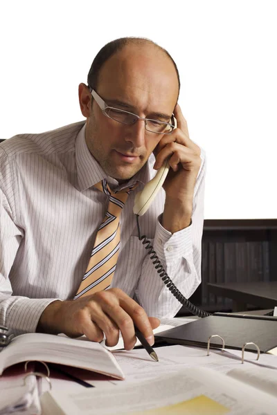 Vriendelijke mannelijke professional aan de telefoon — Stockfoto