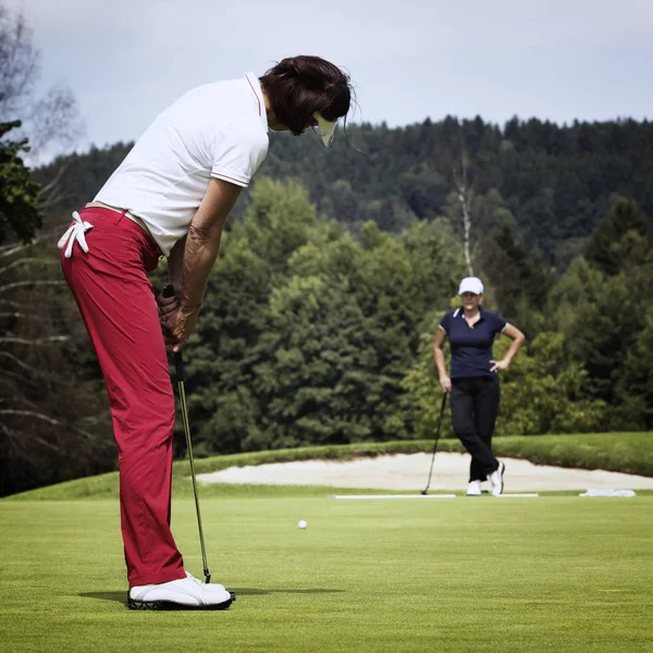 两名女高尔夫球手在果岭上 — 图库照片