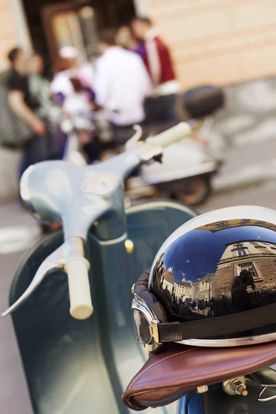 Helm auf italienischem Oldtimer-Roller. — Stockfoto