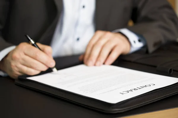 Zakenman ondertekening van een contract. — Stockfoto