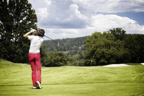 Nő teeing-off golflabda. — Stock Fotó