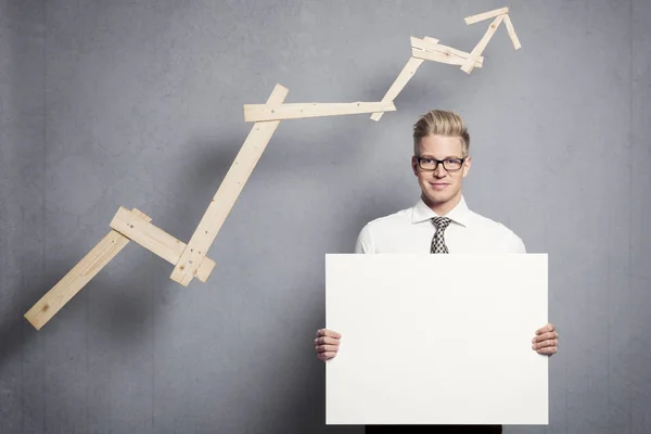 Empresario seguro con panel blanco vacío . — Foto de Stock