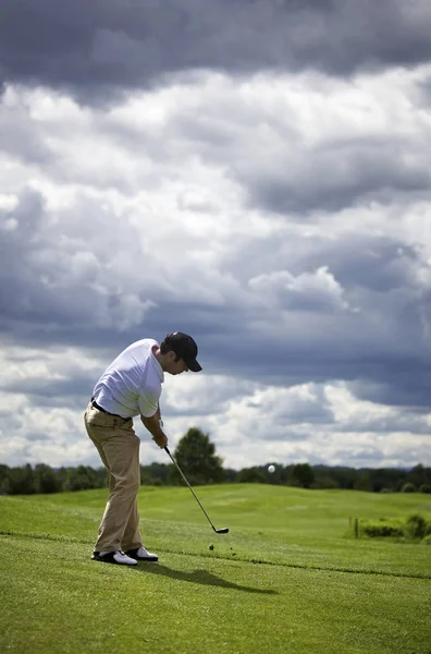 Jogador de golfe lançando — Fotografia de Stock