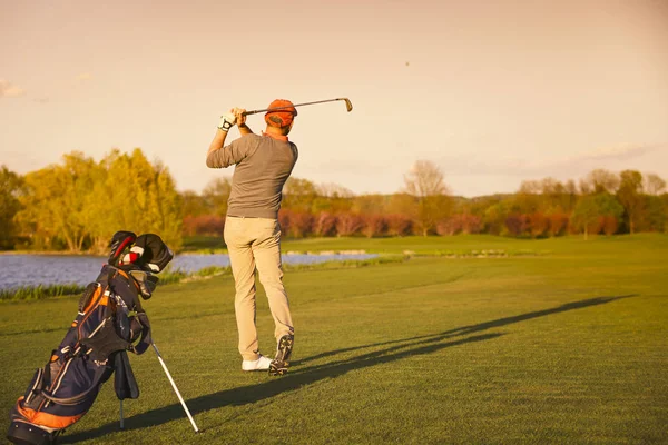 Akşam golf sahasında golfçü. — Stok fotoğraf