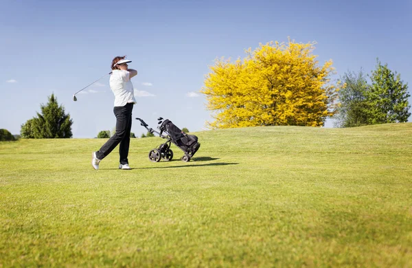 Jogador de golfe balançando clube no fairway . — Fotografia de Stock