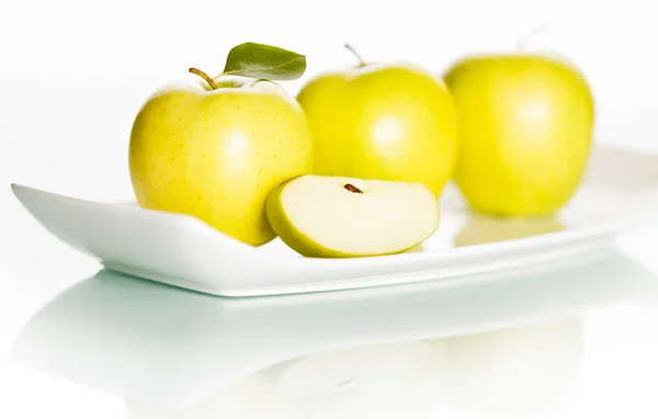 Äpfel auf Teller isoliert auf weißem Hintergrund. — Stockfoto