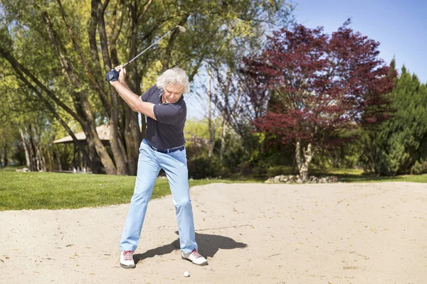 Man senior golfspelare i bunker. — Stockfoto