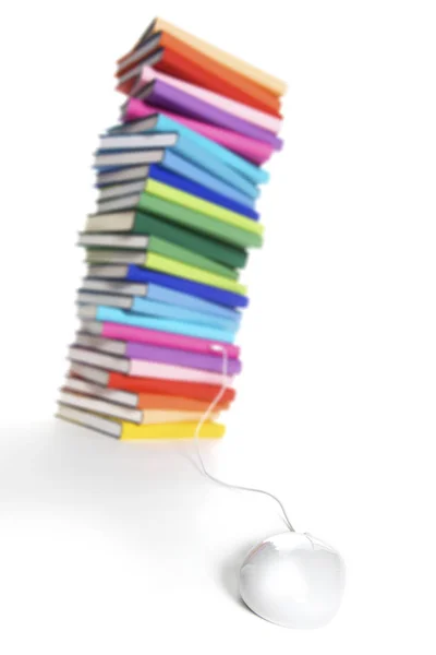 Muis verbonden met multi-gekleurde boek stapel — Stockfoto