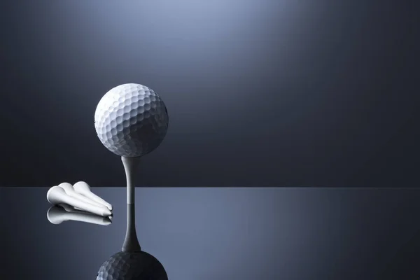 Golfball am Abschlag isoliert auf dunkelblauem reflektierendem Hintergrund. — Stockfoto