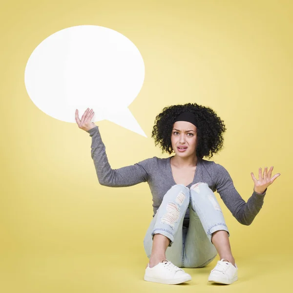 Mulher Maravilha Sendo Irritada Segurando Uma Bolha Fala Branco Papel — Fotografia de Stock