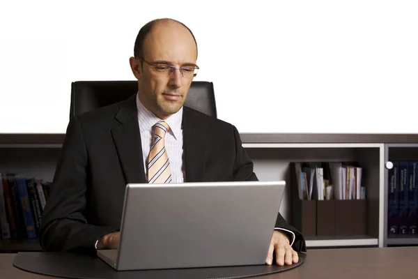 Homme d'affaires travaillant sur ordinateur portable — Photo