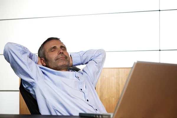 Happy manager relaxant dans la chaise de bureau . — Photo