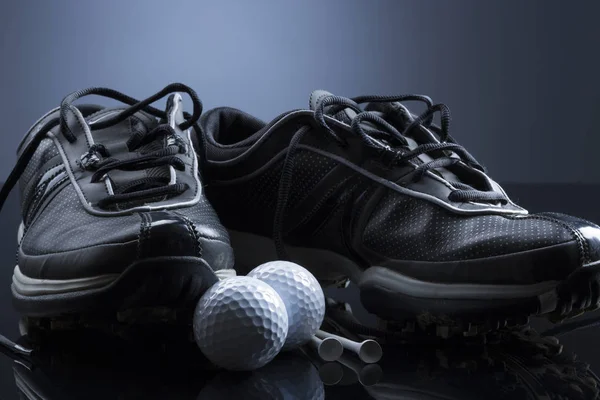 Golfbälle, Abschläge und Schuhe isoliert auf dunkelblauem Hintergrund. — Stockfoto