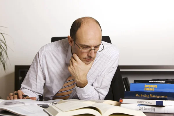 Mannelijke professionele studeren boeken — Stockfoto