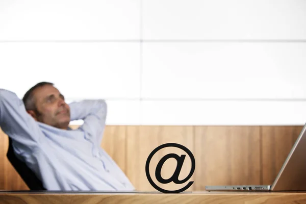 Gerente de Ofifce contemplando oportunidades de comercio electrónico . —  Fotos de Stock