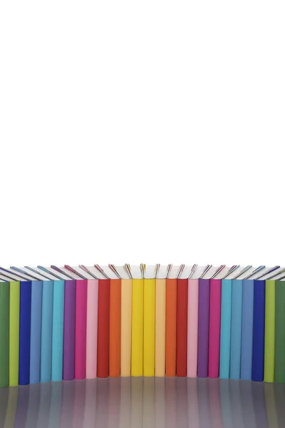 Regenboogkleurig boek arrangement — Stockfoto