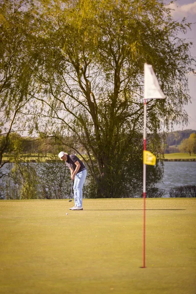 Végzős golfozó zöld ruhában.. — Stock Fotó