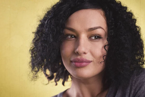 Close Portret Van Een Charmant Meisje Zoek Naar Rechts Geïsoleerd — Stockfoto