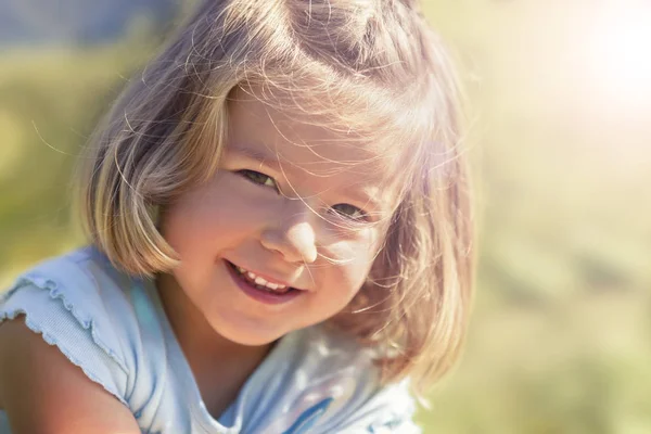 Adorable smiling girl outdoors in nature. — Stock Photo, Image