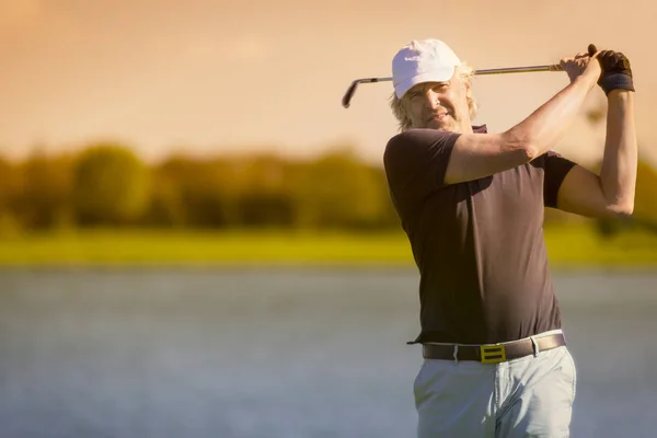 Férfi rangidős golfozó elölről. — Stock Fotó